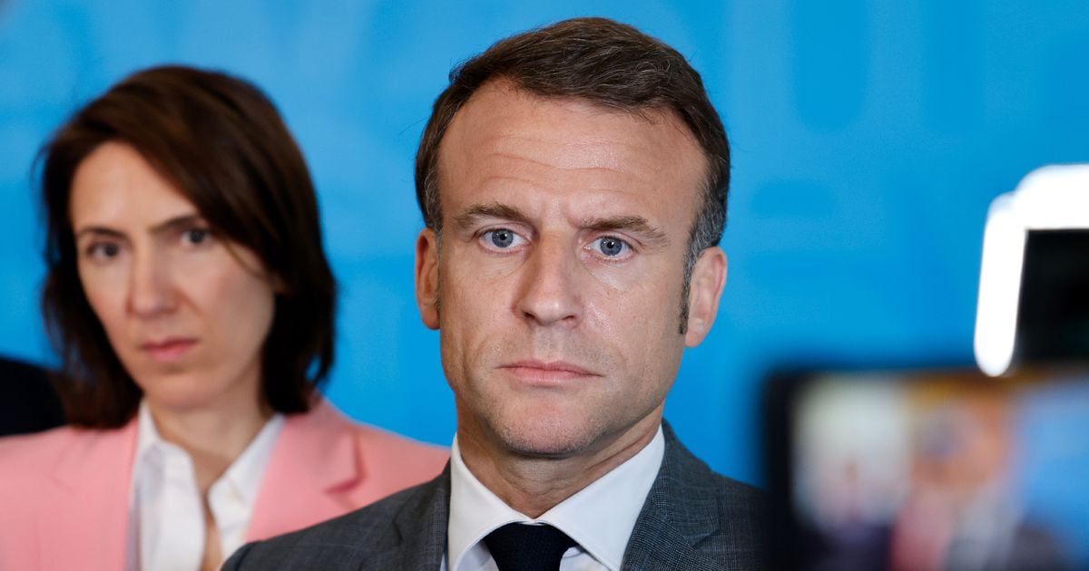 La président français Emmanuel Macron répond aux questions des journalistes à Bruxelles le 17 avril 2024