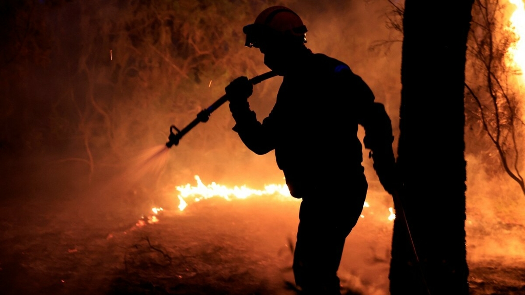 Sud de la France: Nuit "calme" sur un incendie de forêt