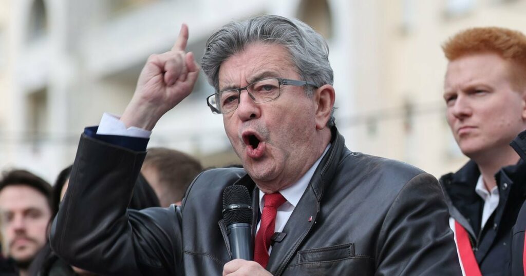 Jean-Luc Mélenchon, chef de file de La France Insoumise (LFI), lors d'un rassemblement à Lille, après une nouvelle interdiction de leur conférence controversée sur la Palestine, le 18 avril 2024 dans le Nord