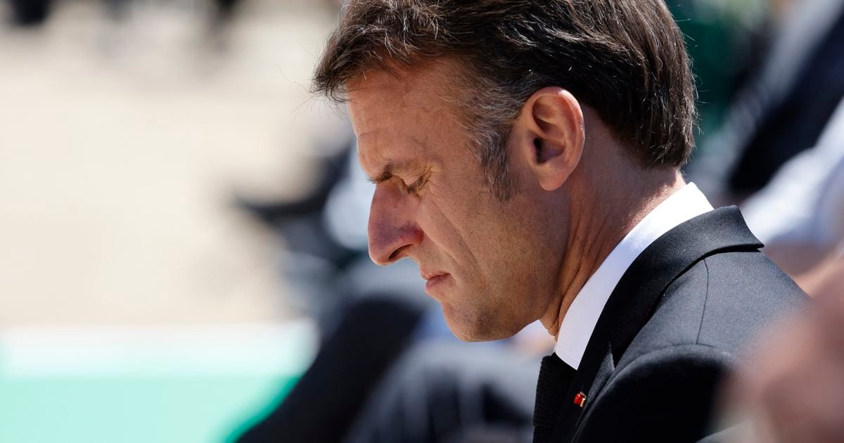 Le président français Emmanuel Macron assiste à une cérémonie marquant le 80e anniversaire du massacre de 643 personnes par les forces allemandes nazies, à Oradour-sur-Glane, dans le sud-ouest de la France, le 10 juin 2024. (Photo by Ludovic MARIN / POOL / AFP)