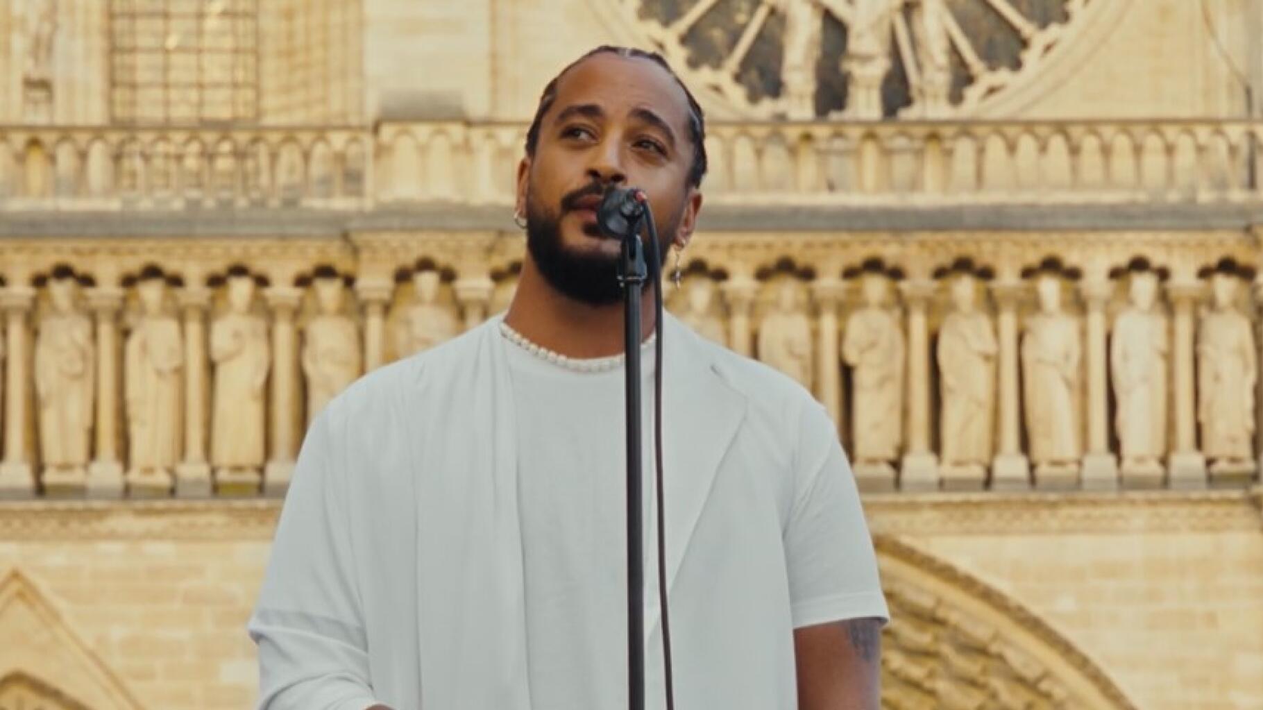 Slimane dévoile le clip de « Résister » dans lequel il surprend des passants devant Notre-Dame