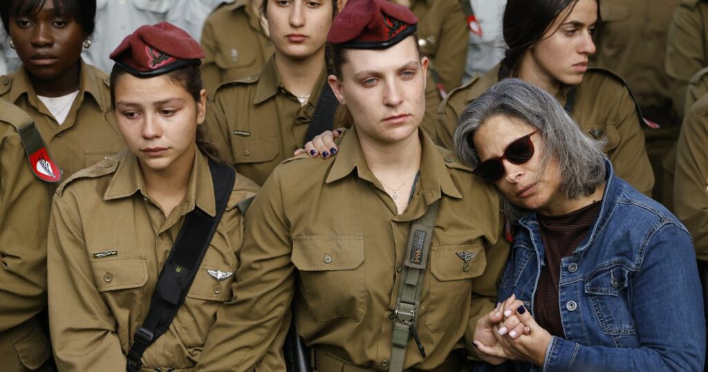 Des soldates israéliennes lors de funérailles militaires, le 7 mars 2024, à Netanya.