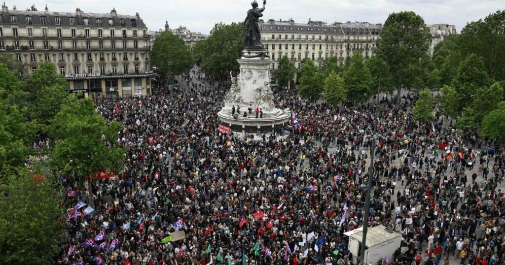 Des dizaines milliers de Français dans la rue pour dire “non” à l’extrême droite