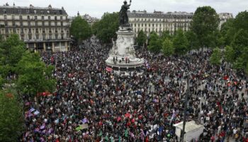 Des dizaines milliers de Français dans la rue pour dire “non” à l’extrême droite