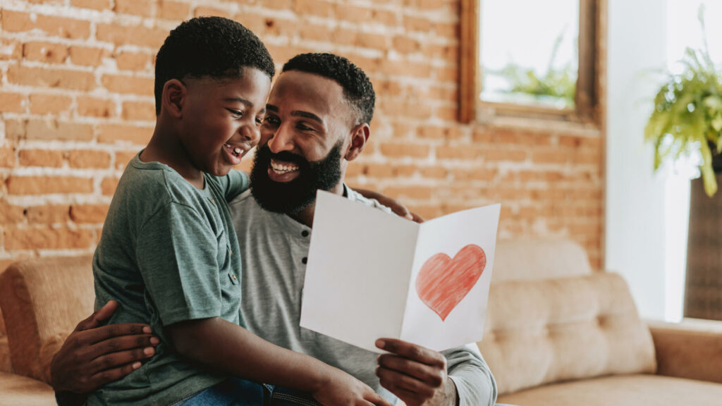 Pour la fête des pères, ces papas partagent le conseil le plus précieux qu’ils aient reçu sur la parentalité