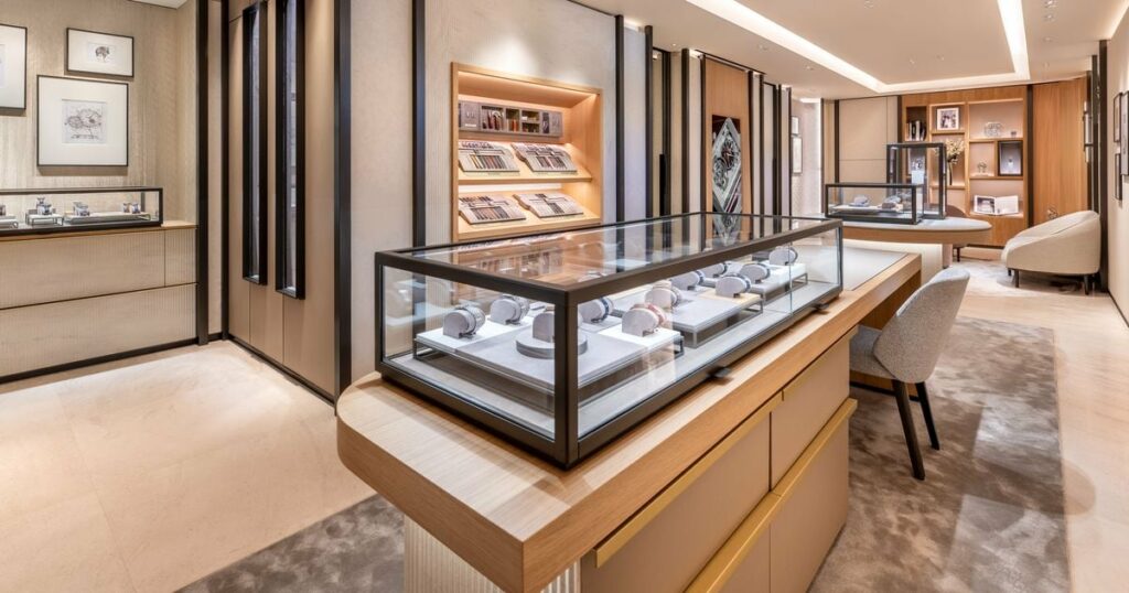 La boutique Jaeger-LeCoultre, à Monaco, présente une exposition sur le thème de la précision.