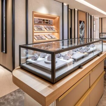 La boutique Jaeger-LeCoultre, à Monaco, présente une exposition sur le thème de la précision.