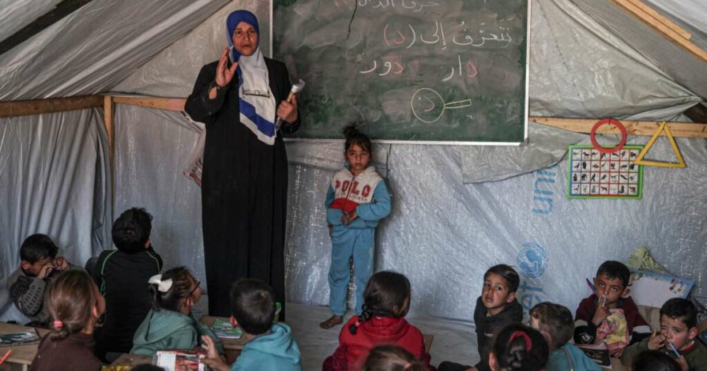 “La joie sur leur visage” : à Gaza, l’école se poursuit sous les tentes des déplacés