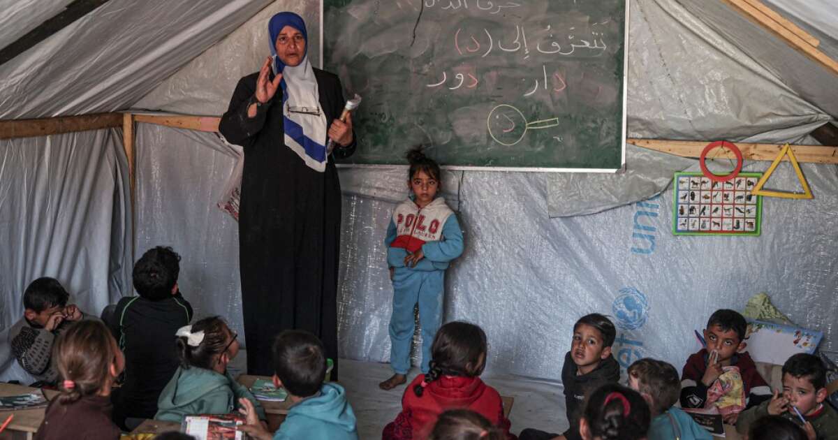 “La joie sur leur visage” : à Gaza, l’école se poursuit sous les tentes des déplacés