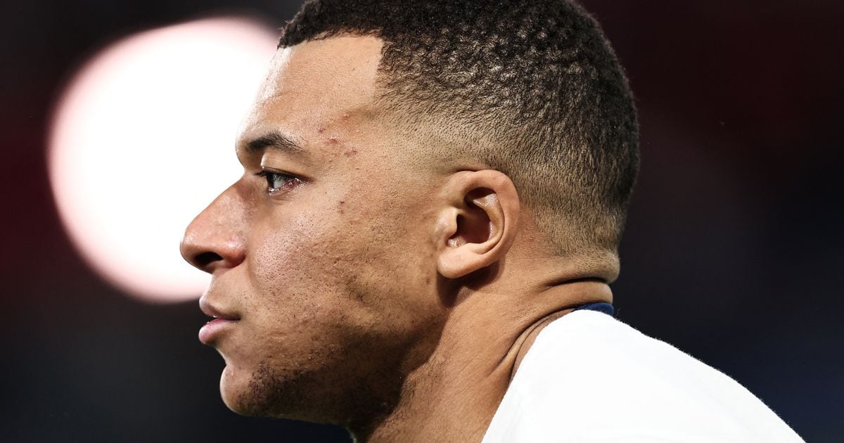 Selon la presse espagnole, Kylian Mbappé devrait toucher l'un des plus gros salaires de l'histoire du Real Madrid, autour de 35 millions d'euros bruts par saison.