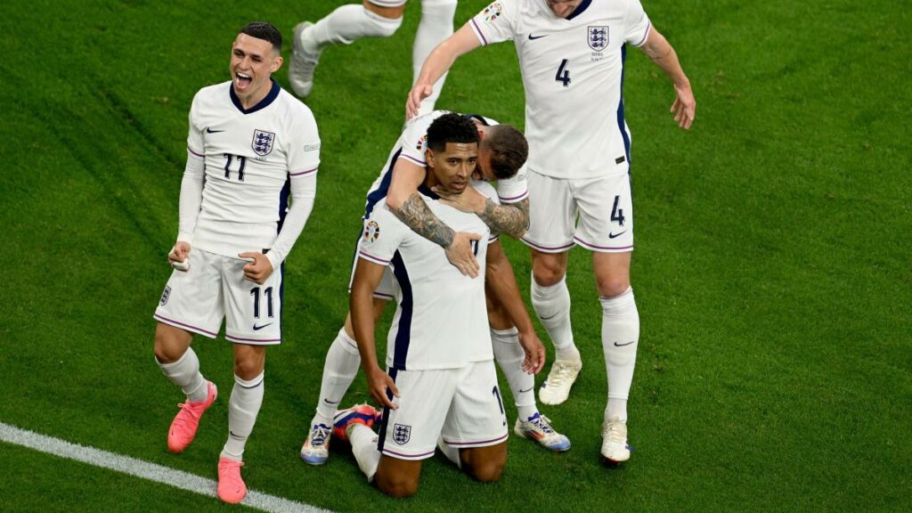 Bellingham köpft wuchtig ein – England führt gegen Serbien