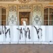 Olaf Metzels Skulpturen in Weimar: Im Lustschloss sitzt jeder Tisch präzise