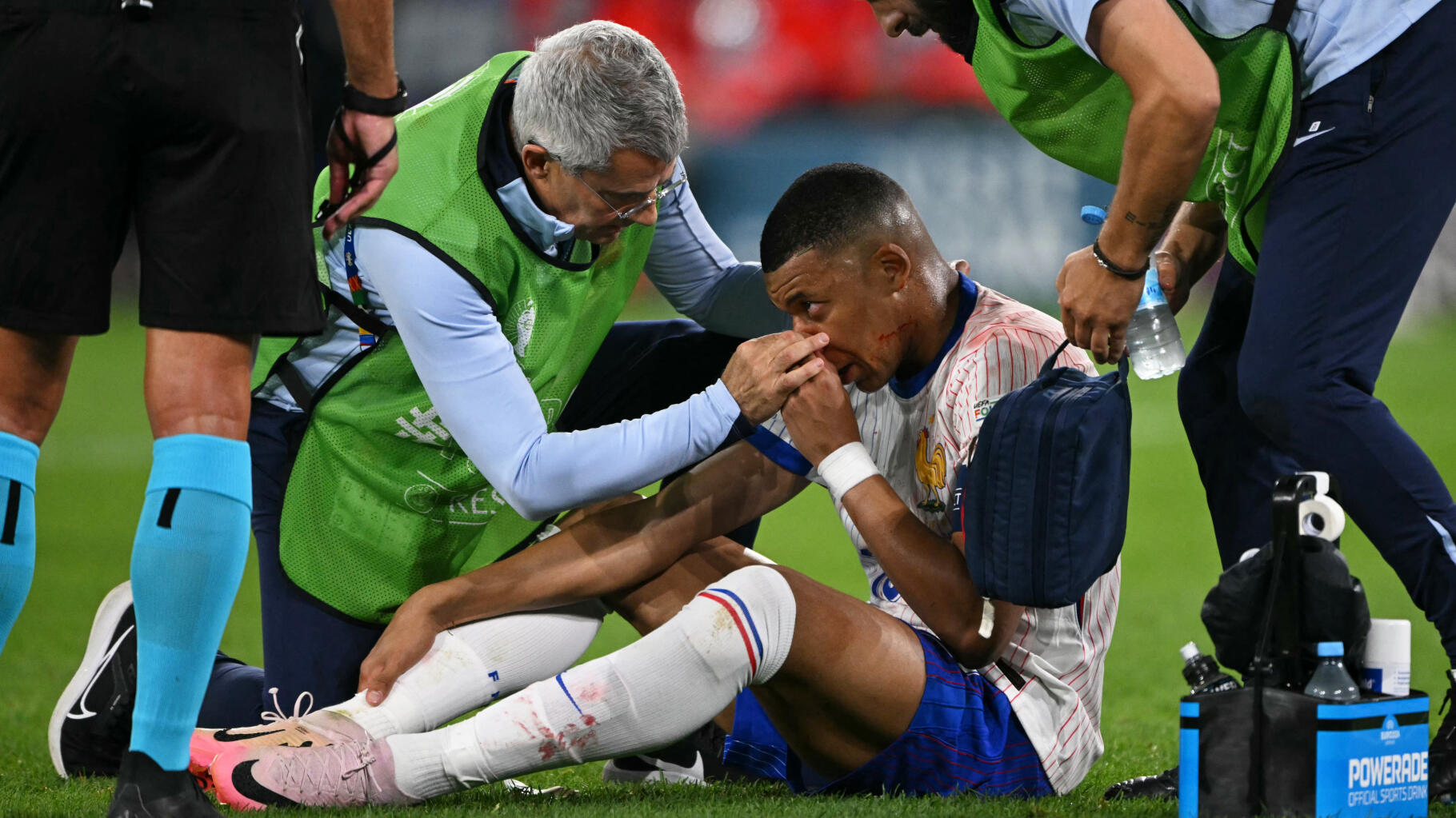 Kylian Mbappé blessé au nez pendant Autriche-France, ces spectateurs lui ont déjà trouvé le masque parfait