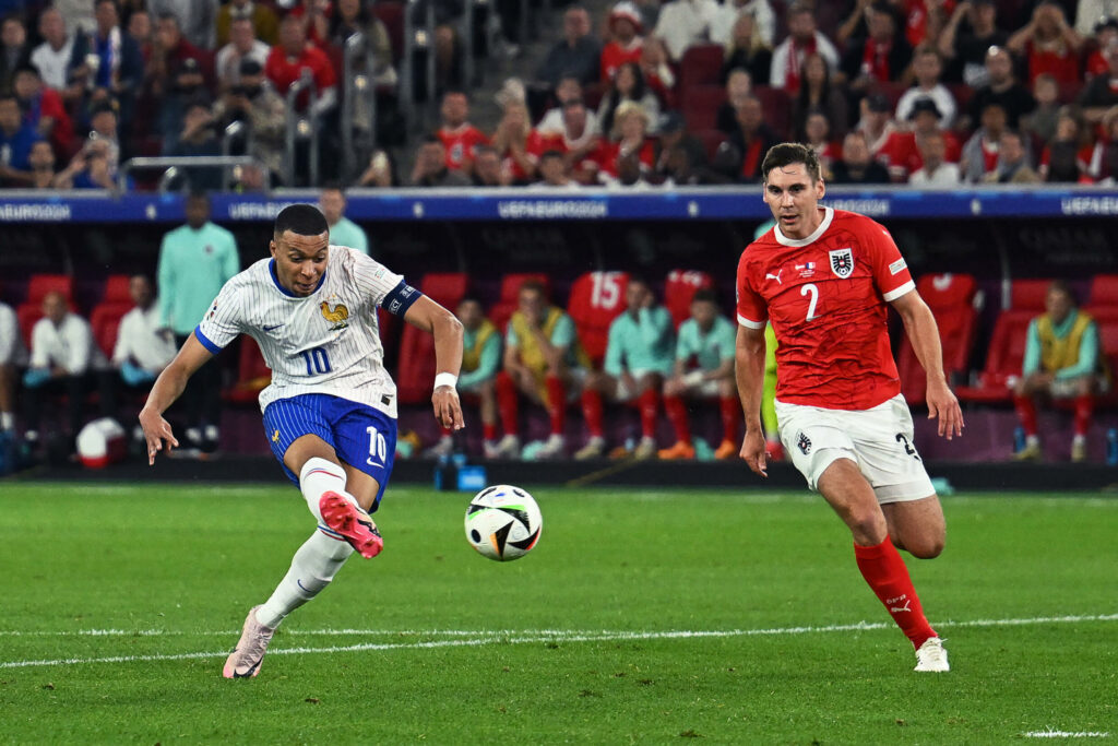 Euro 2024 : la France remporte son premier match face à l'Autriche, Mbappé se casse le nez