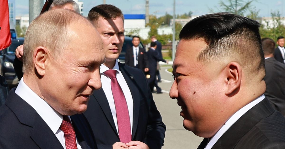 Le président russe Vladimir Poutine accueille le dirigeant nord-coréen Kim Jong Un le 13 septembre 2023 au cosmodrome de Vostotchny (Russie)