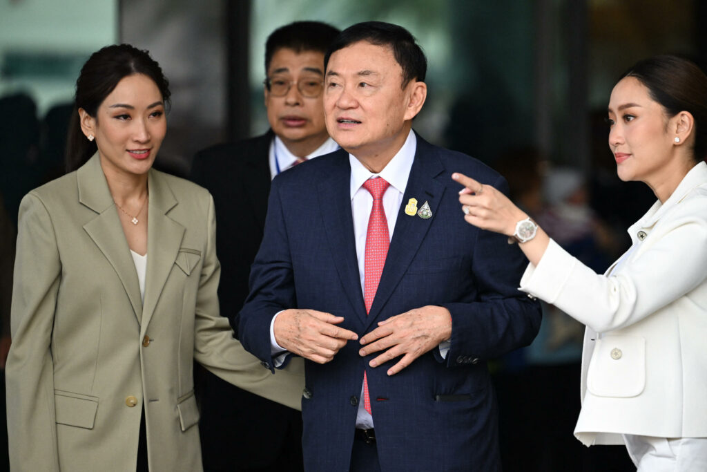 En Thaïlande, l'ex-Premier ministre Thaksin Shinawatra formellement mis en examen pour lèse-majesté