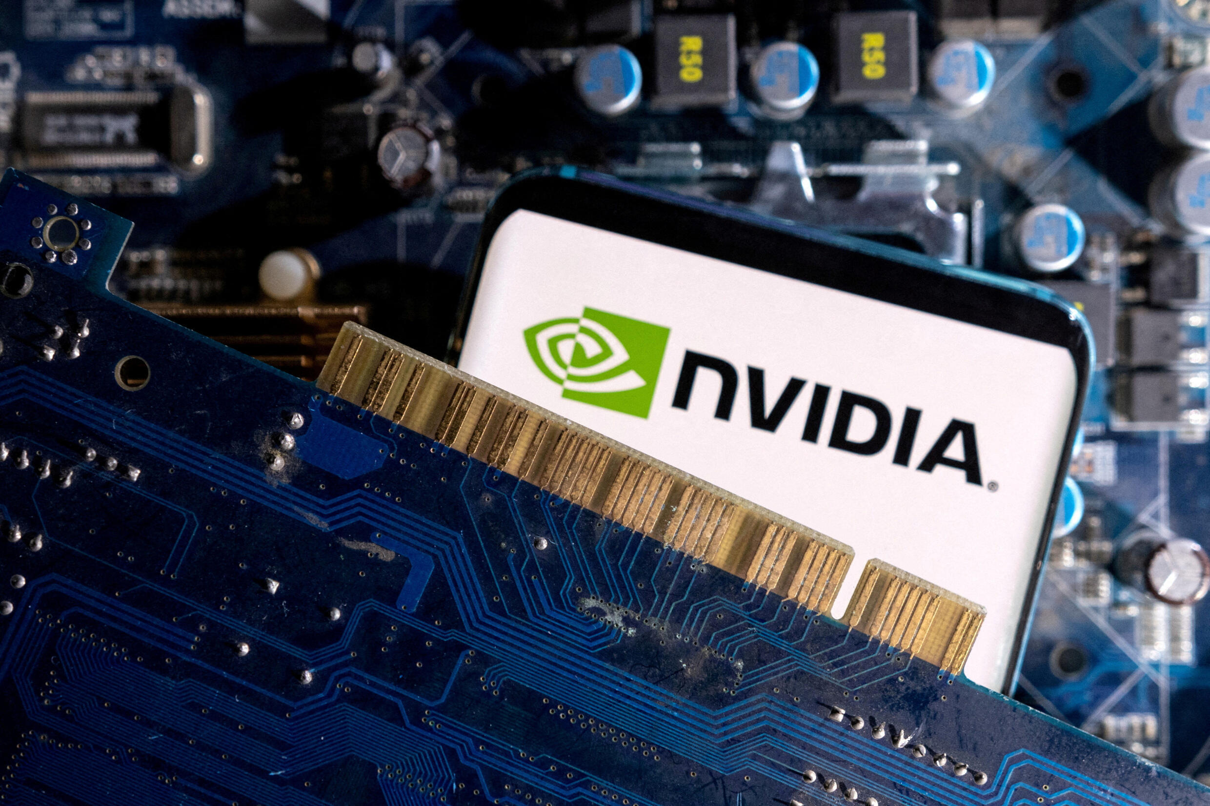 Bourse : le champion de l'IA Nvidia devient première capitalisation mondiale