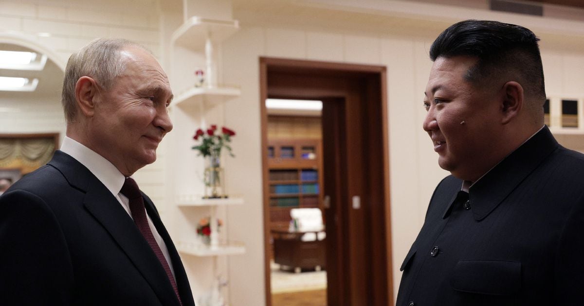 Le dirigeant nord-coréen Kim Jong Un (d) et le président russe Vladimir Poutine se rencontrent à Pyongyang, le 19 juin 2024