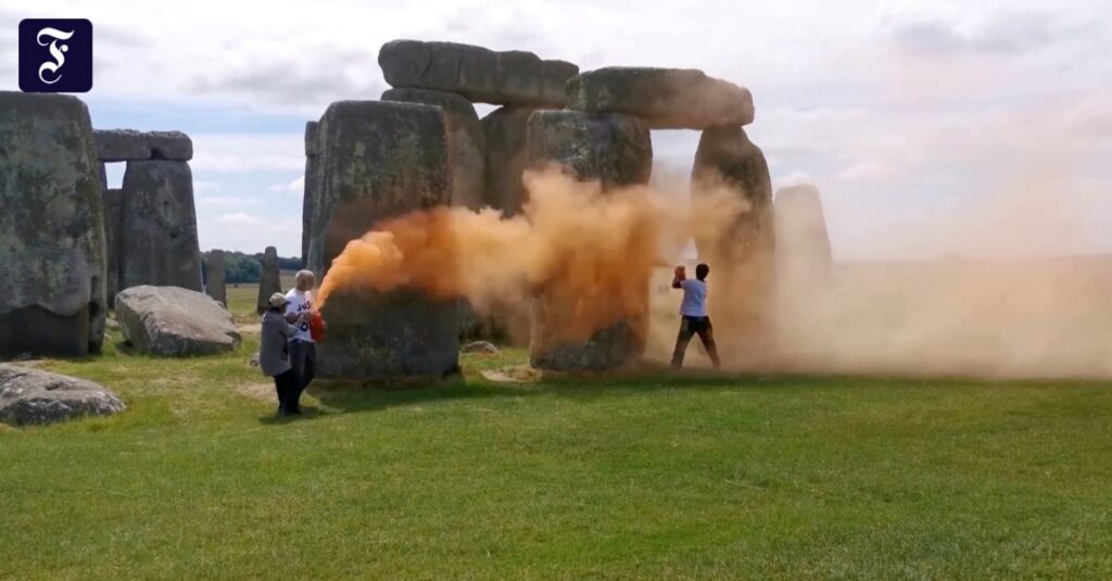 Klima-Aktivisten sprühen orangefarbene Substanz auf Stonehenge