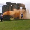 Klima-Aktivisten sprühen orangefarbene Substanz auf Stonehenge