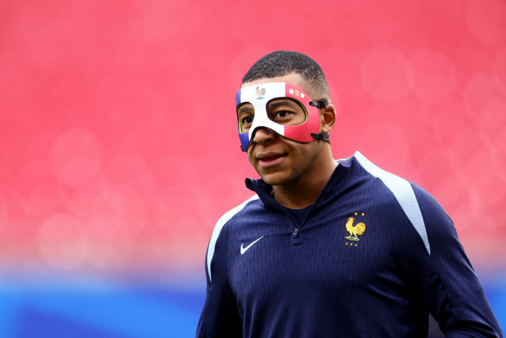 Euro 2024 : Kylian Mbappé à l'entraînement avec un masque bleu-blanc-rouge