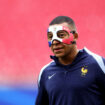 Euro 2024 : Kylian Mbappé à l'entraînement avec un masque bleu-blanc-rouge