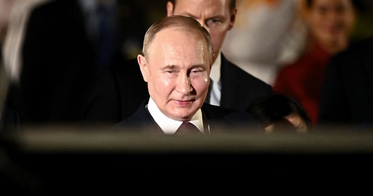 Le président russe Vladimir Poutine se dirige vers une voiture à son arrivée au Vietnam, à l'aéroport international de Noi Bai à Hanoï, le 20 juin 2024