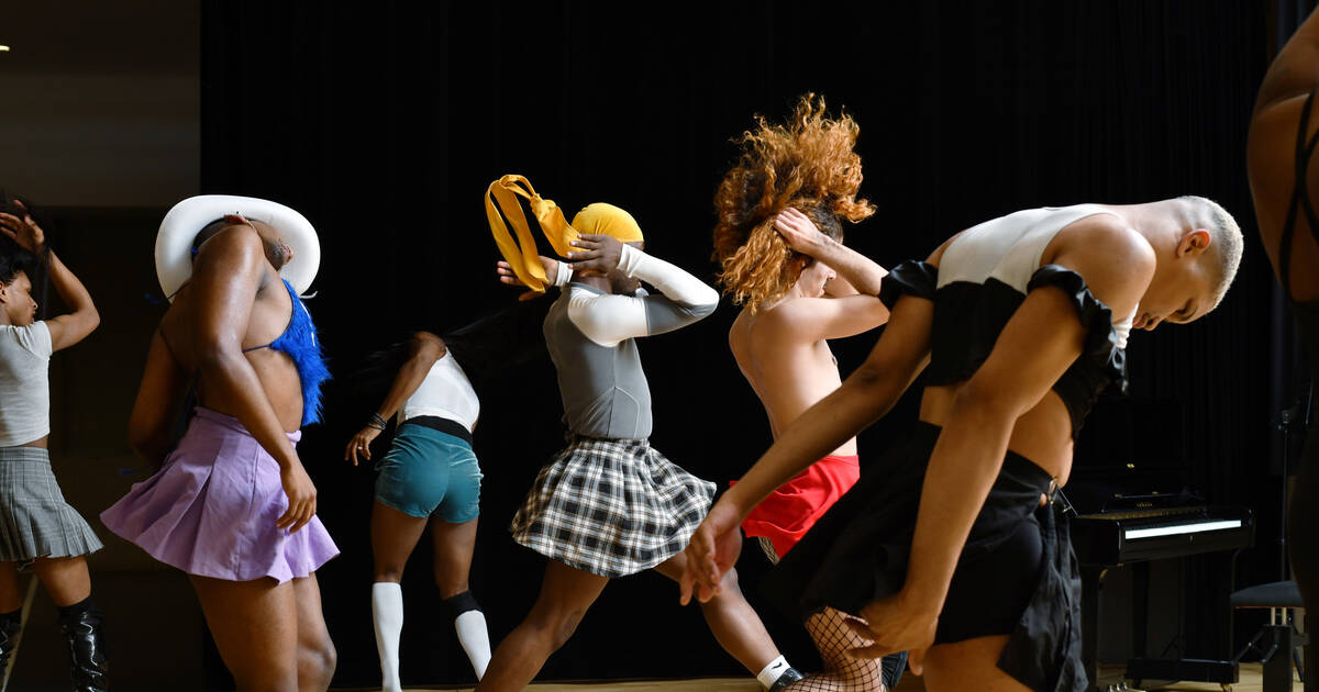 EN IMAGES - Dans les salles de danse franciliennes, une fierté LGBT très en vogue