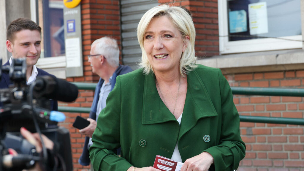 « Envoyé spécial » : Marine Le Pen ne voit rien de raciste dans l’expression « va à la niche »