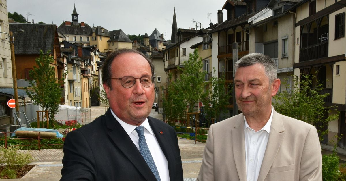 L'ancien président et membre du PS, François Hollande (g), aux côtés du maire de Meymac, Philippe Brugère, lors d'une conférence de presse pour annoncer sa candidature aux législatives en Corrèze, le 15 juin 2024 à Tulle