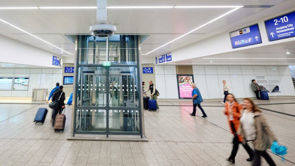 Junger Mann versteckt Rucksack in Drogerie-Regal – Hauptbahnhof gesperrt