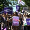 « Mes libertés en danger » : à l’appel d’associations féministes, des dizaines de milliers de manifestants contre l’extrême droite