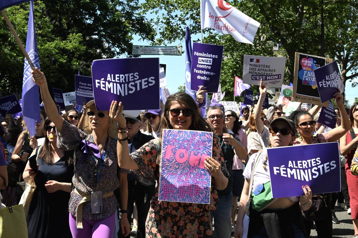 « Mes libertés en danger » : à l’appel d’associations féministes, des dizaines de milliers de manifestants contre l’extrême droite