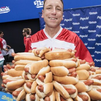 États-Unis : la star des mangeurs de hot-dogs exclu d'un concours à cause… d’une saucisse végane !