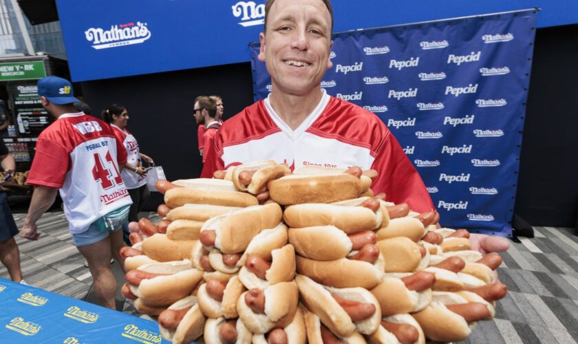 États-Unis : la star des mangeurs de hot-dogs exclu d'un concours à cause… d’une saucisse végane !