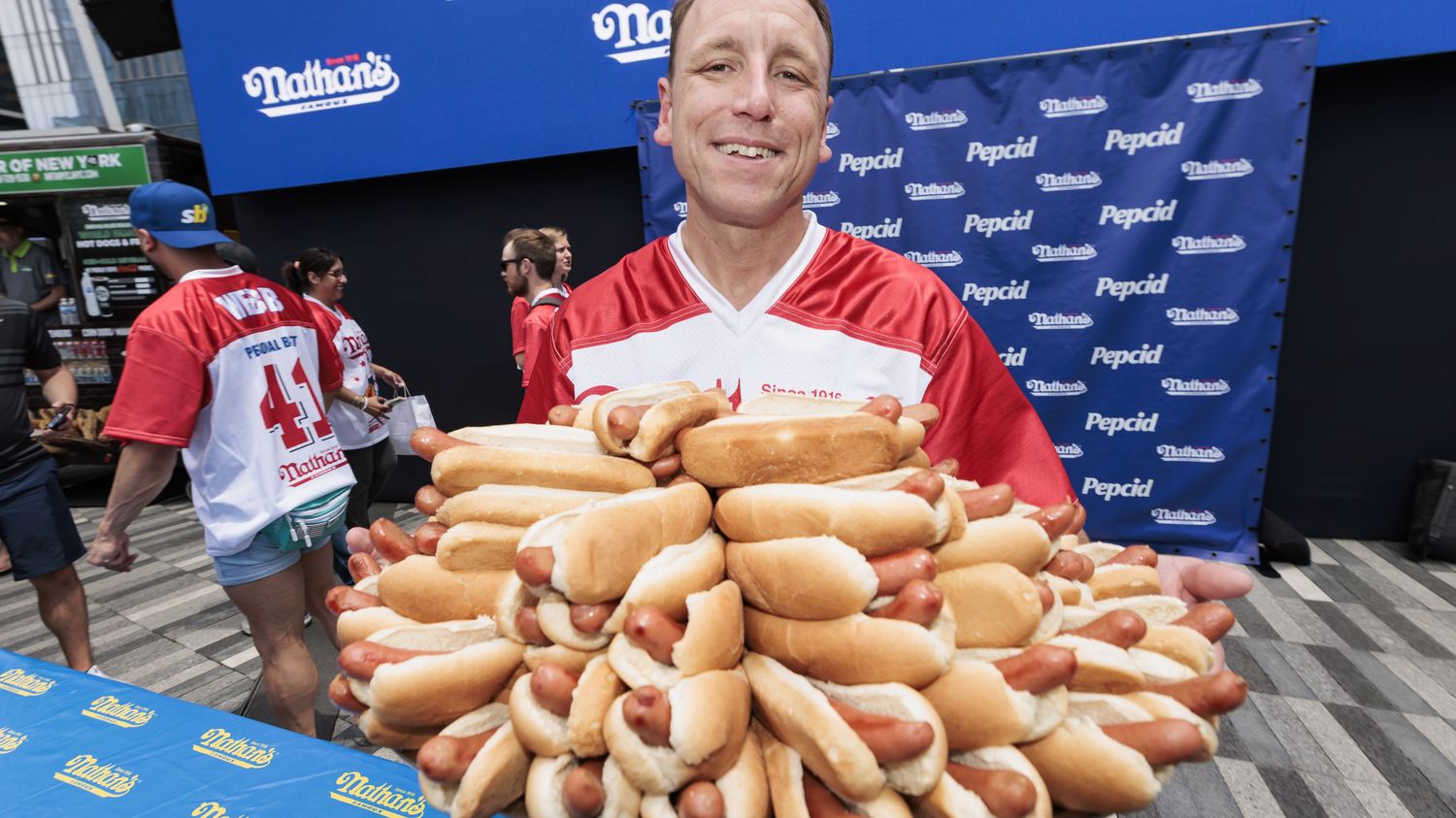 États-Unis : la star des mangeurs de hot-dogs exclu d'un concours à cause… d’une saucisse végane !