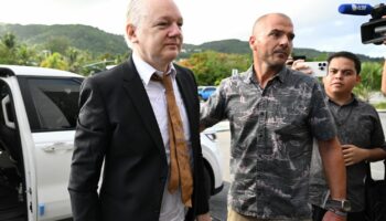 Julian Assange est arrivé en territoire américain, où il doit être présenté à un juge avant de retrouver la liberté