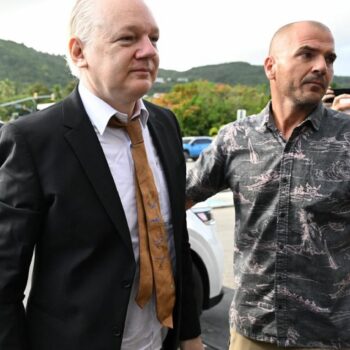 Julian Assange est arrivé en territoire américain, où il doit être présenté à un juge avant de retrouver la liberté