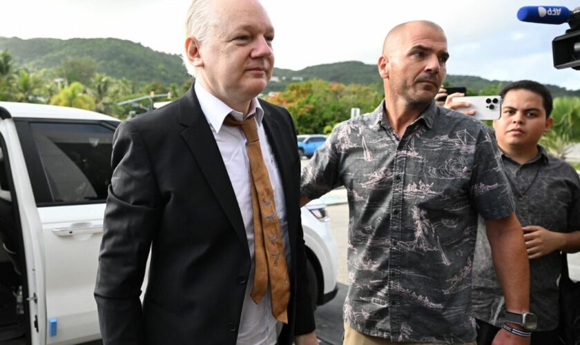 Julian Assange est arrivé en territoire américain, où il doit être présenté à un juge avant de retrouver la liberté