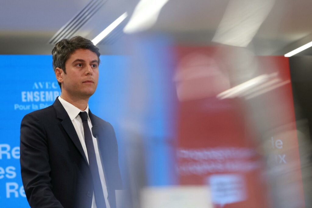 🔴 Législatives en direct : à J-4, Gabriel Attal poursuit sa course de fond