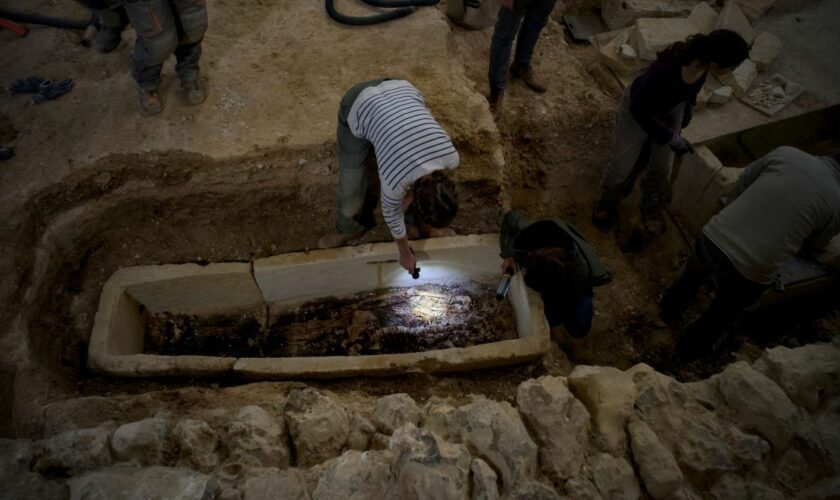 Un sarcophage mérovingien scellé depuis 15 siècles découvert par des archéologues dans une église de Chartres