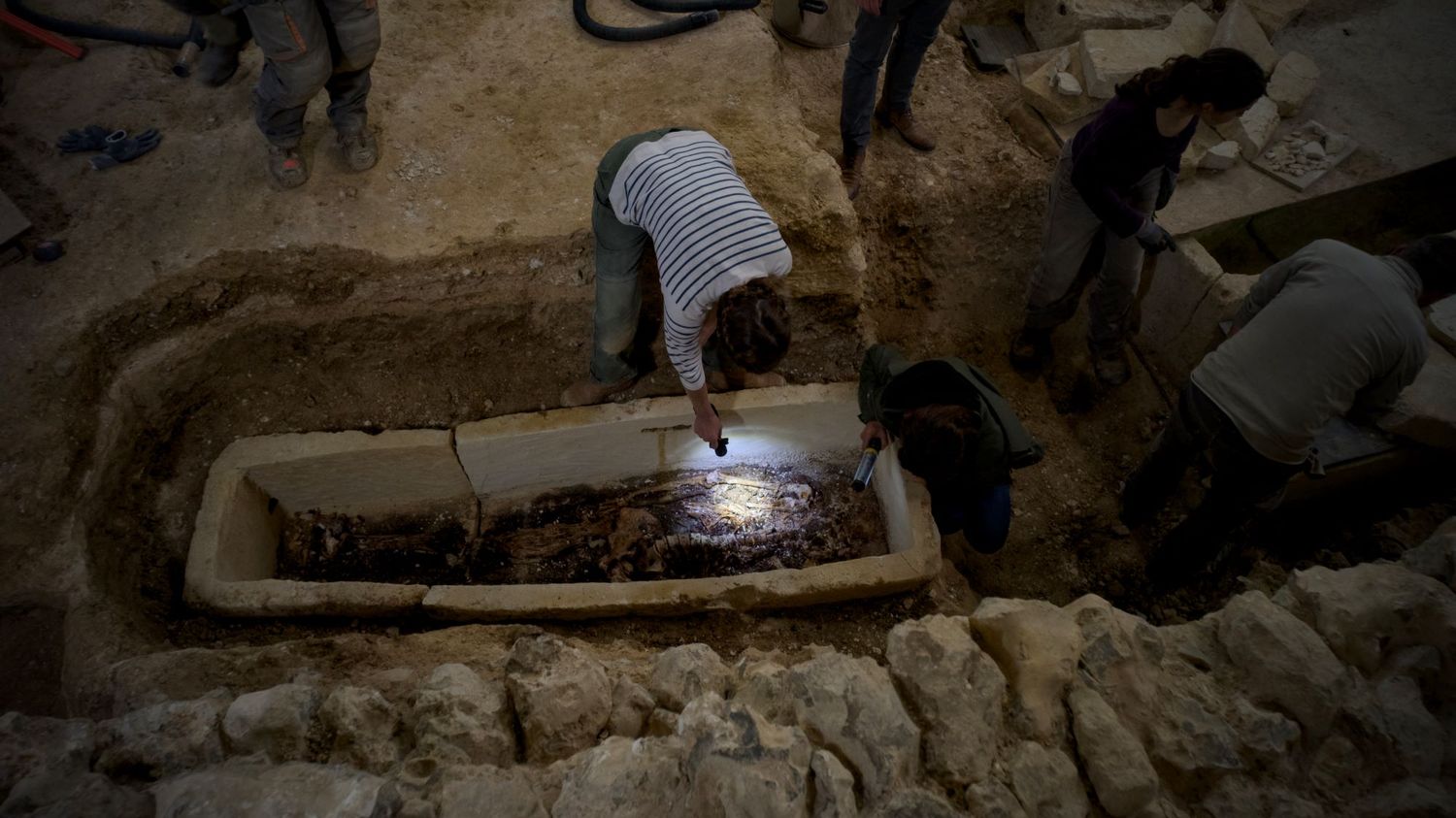 Un sarcophage mérovingien scellé depuis 15 siècles découvert par des archéologues dans une église de Chartres