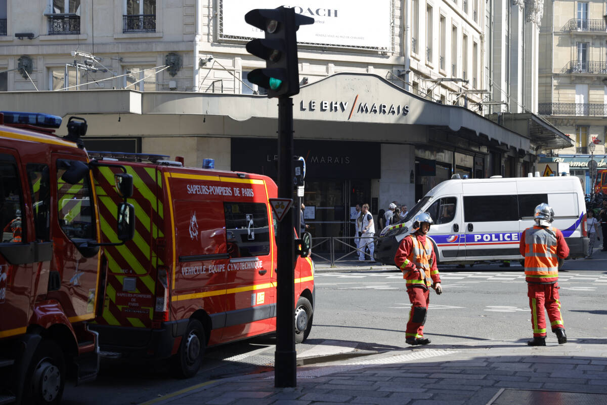 Un incendie en cours dans une rue du BHV à Paris, le personnel évacué