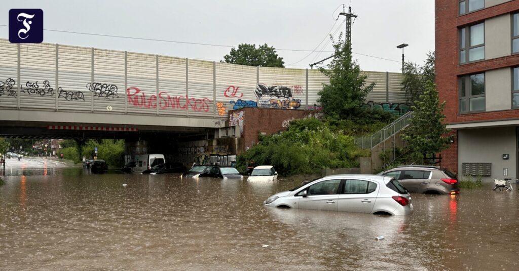 Unwetter über Deutschland: Schwere Gewitter sorgen für überflutete Straßen