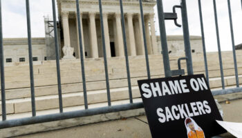 La Cour suprême renvoie la famille Sackler à sa responsabilité dans la crise des opioïdes