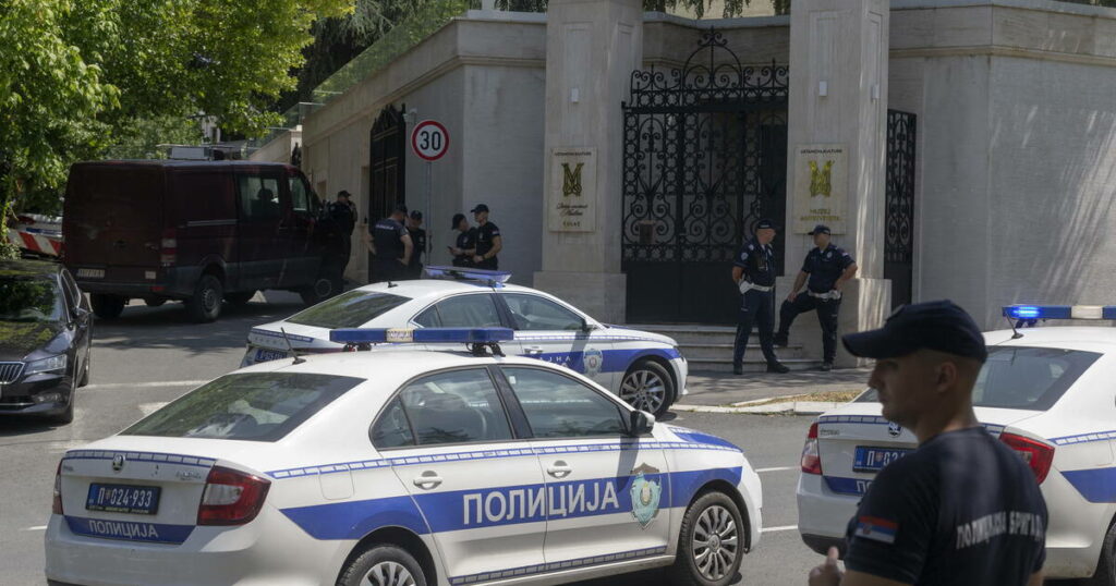 Serbie : un policier blessé à l’arbalète devant l’ambassade israélienne, l’assaillant abattu