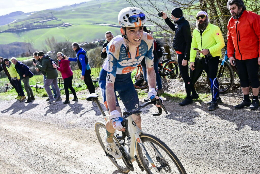 DIRECT. Tour de France 2024 : Bardet en route vers le Maillot Jaune, suivez la 1ère étape