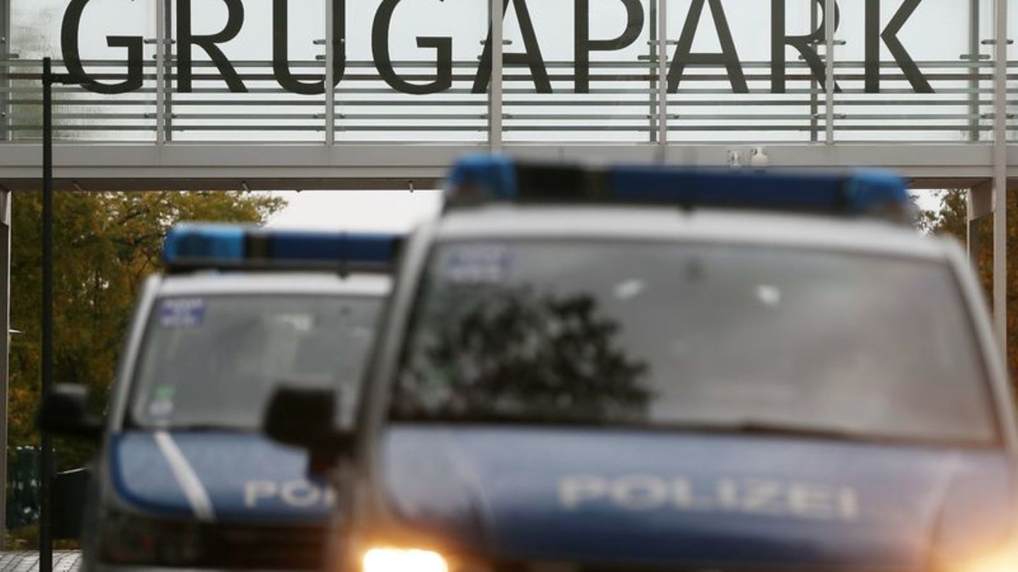 Polizeifahrzeug stehen vor der Grugahalle in Essen. Foto: David Young/dpa