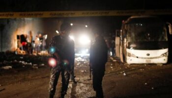 Al menos cinco muertos y cerca de 60 heridos al volcar un autobús en Egipto