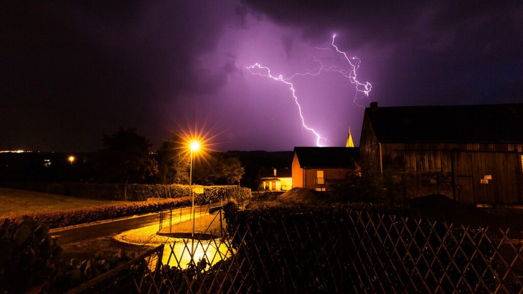 Alerte jaune: Éclairs, grêle et tempêtes attendus samedi soir